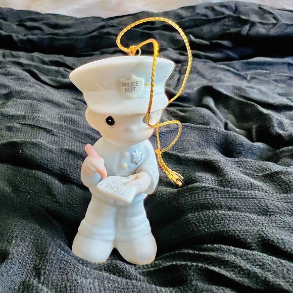 1986 Precious Moments Trust and Obey ~ Police Officer Ornament #102377 Retired - Picture 2 of 5